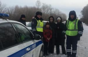 Семья с двумя детьми едва не замерзла на дороге из Бийска в Республику Алтай Семья с двумя детьми едва не замерзла на дороге из Бийска в Республику Алтай