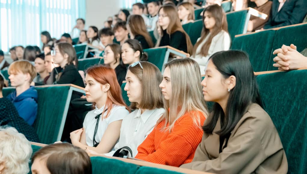 В День открытых дверей ГАГУ посетили несколько сотен будущих абитуриентов