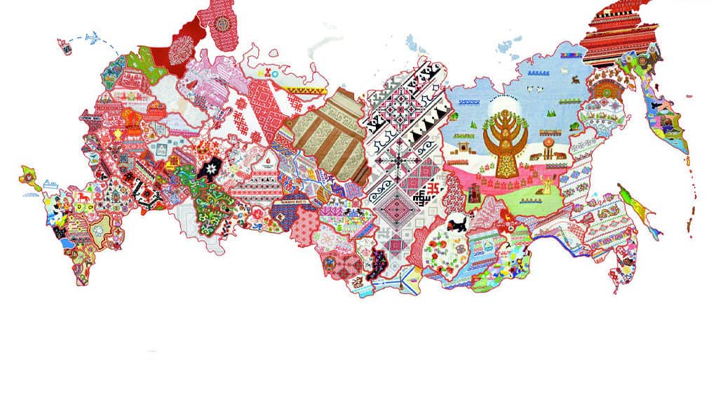 На вышитой карте России символами Республики Алтай стали марал и Белуха