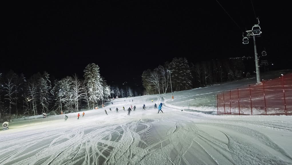 В «Манжероке» теперь можно кататься на лыжах по вечерам
