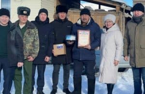 В Кош-Агаче поблагодарили отца, чьи трое сыновей участвуют в спецоперации