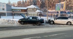 В Горно-Алтайске столкнулись две иномарки: пострадал водитель