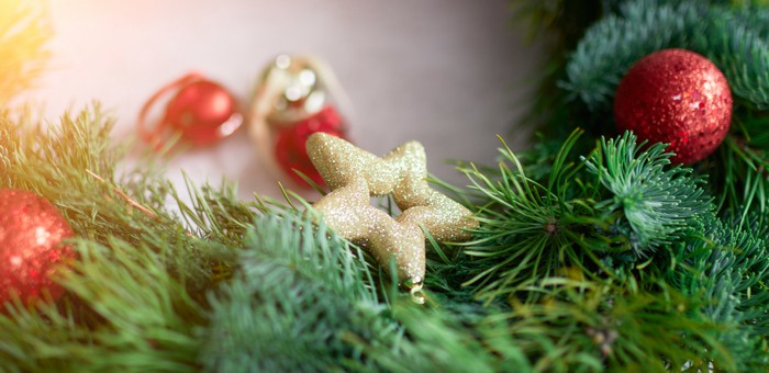 Как безопасно установить новогоднюю елку: советы от спасателей