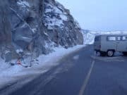 На Чуйском тракте автомобиль врезался в скалу, госпитализированы водитель и пассажир На Чуйском тракте автомобиль врезался в скалу, госпитализированы водитель и пассажир