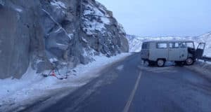На Чуйском тракте автомобиль врезался в скалу, госпитализированы водитель и пассажир