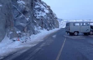 На Чуйском тракте автомобиль врезался в скалу, госпитализированы водитель и пассажир На Чуйском тракте автомобиль врезался в скалу, госпитализированы водитель и пассажир