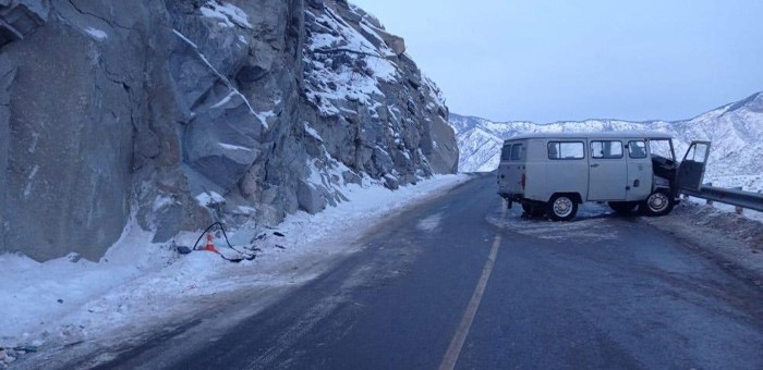 На Чуйском тракте автомобиль врезался в скалу, госпитализированы водитель и пассажир