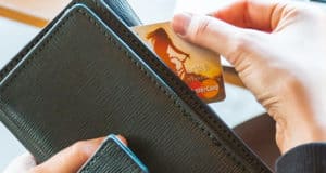 Подросток украл 14,5 тысяч с карты младшей сестры, его отправляют под суд