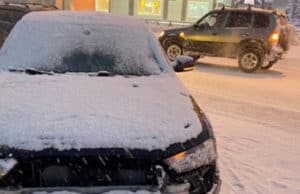 Две девушки на иномарках не поделили дорогу в Майме Две девушки на иномарках не поделили дорогу в Майме