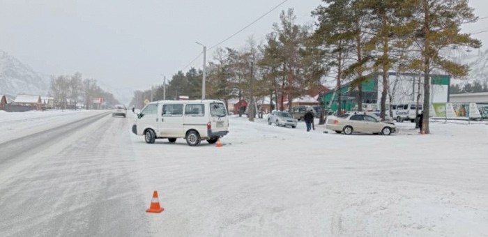 Водитель Кia Spectra устроил массовое ДТП в Чемале