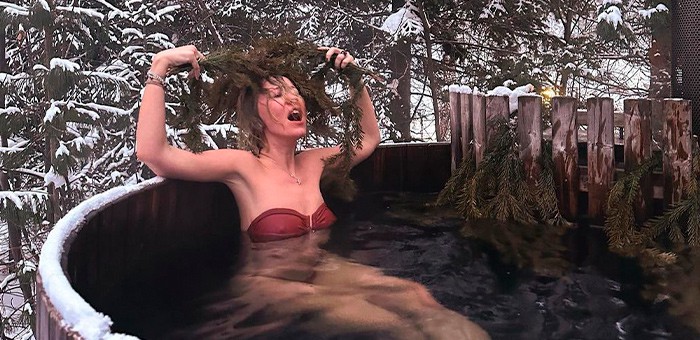 Ксения Собчак опубликовала откровенные фотографии с отдыха в Горном Алтае