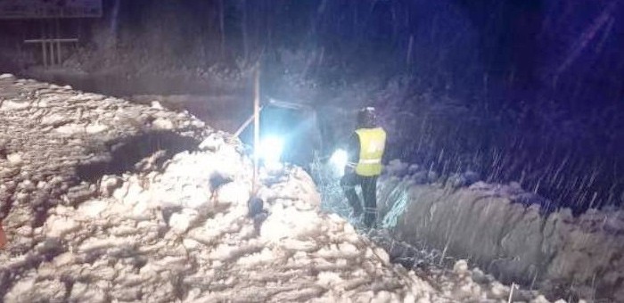 Возвращались с отдыха в Республике Алтай и застряли ночью в сугробе