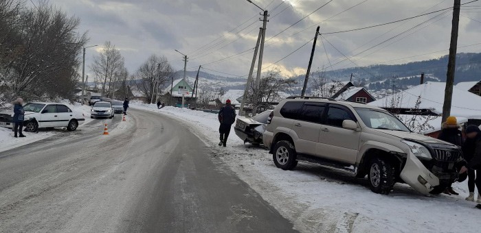 Три иномарки столкнулись в Горно-Алтайске по вине 29-летней горожанки