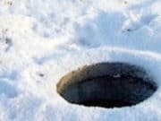 В Шебалино убирали снег, а заодно «убрали» крышку канализационного люка В Шебалино убирали снег, а заодно «убрали» крышку канализационного люка