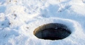 В Шебалино убирали снег, а заодно «убрали» крышку канализационного люка