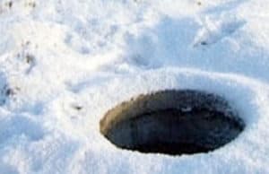 В Шебалино убирали снег, а заодно «убрали» крышку канализационного люка В Шебалино убирали снег, а заодно «убрали» крышку канализационного люка