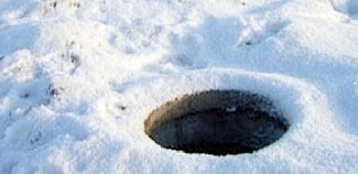 В Шебалино убирали снег, а заодно «убрали» крышку канализационного люка