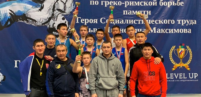 Борцы с Алтая успешно выступили на состязаниях в Бердске