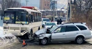 Двухлетний ребенок госпитализирован после ДТП с пассажирским автобусом