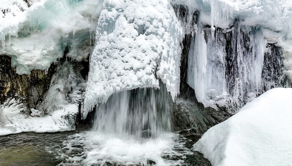 Среди зимы в Алтайском заповеднике «проснулся» водопад Корбу