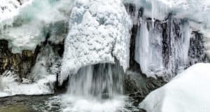 Среди зимы в Алтайском заповеднике «проснулся» водопад Корбу