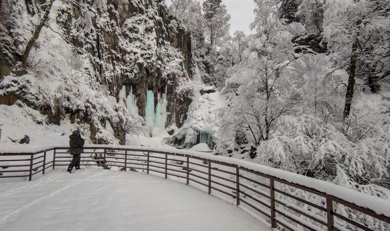 Среди зимы в Алтайском заповеднике «проснулся» водопад Корбу
