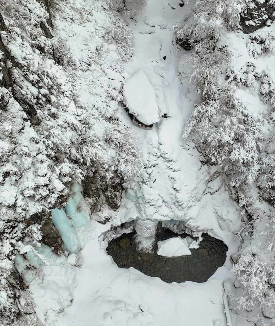 Среди зимы в Алтайском заповеднике «проснулся» водопад Корбу
