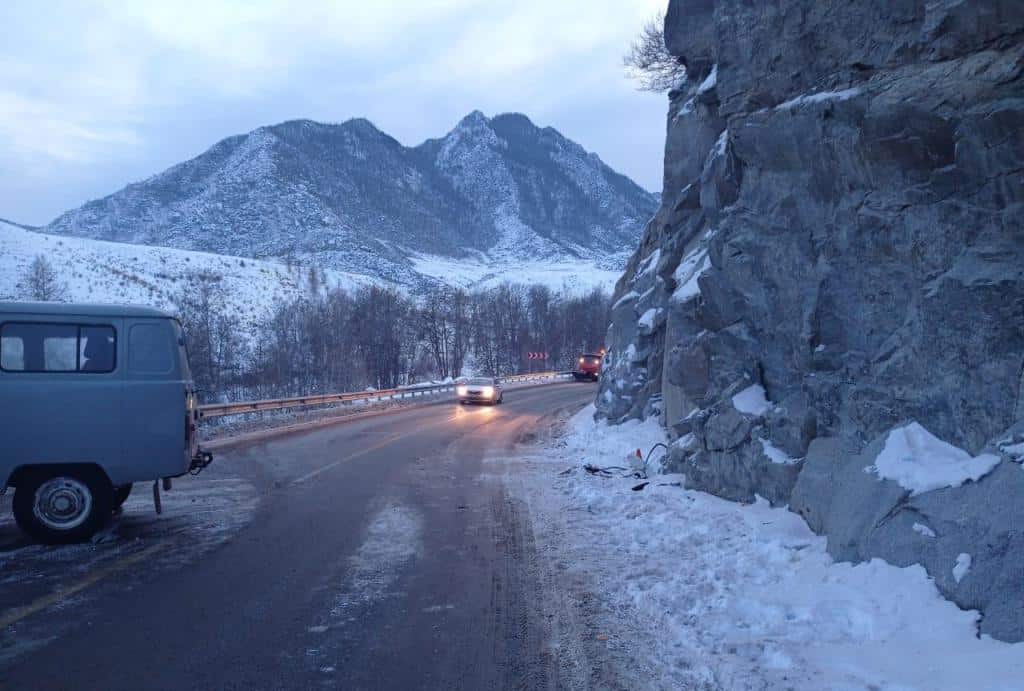 На Чуйском тракте автомобиль врезался в скалу, госпитализированы водитель и пассажир