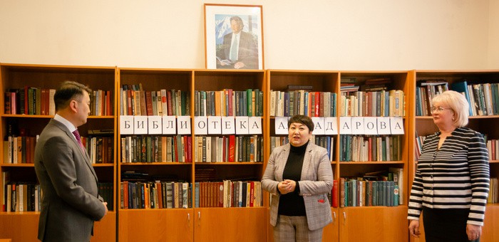 Центр алтаистики и тюркологии ГАГУ получил в дар личную библиотеку Аржана Адарова