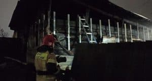 В Горно-Алтайске огнеборцы защитили жилой дом от пожара