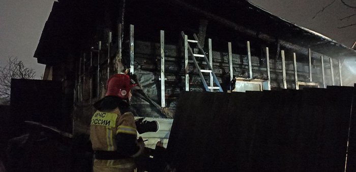 В Горно-Алтайске огнеборцы защитили жилой дом от пожара