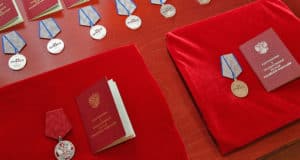 Олег Хорохордин вручил награды военнослужащим, отличившимся в ходе СВО
