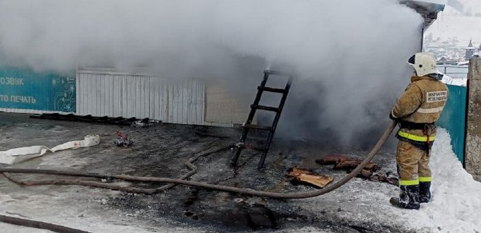В Усть-Коксе произошел пожар в торговом центре