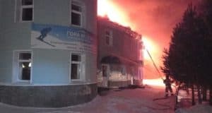 В селе Ая загорелся горнолыжный комплекс