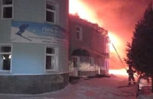 В селе Ая загорелся горнолыжный комплекс