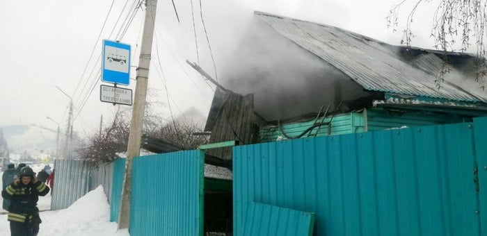 В Горно-Алтайске загорелся жилой дом