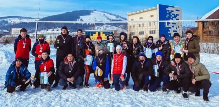 В Горно-Алтайске прошел открытый кубок по волейболу на снегу