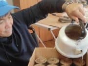 Жильцы дома-интерната сделали блиндажные свечи для бойцов из Республики Алтай
