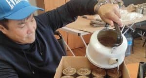Жильцы дома-интерната сделали блиндажные свечи для бойцов из Республики Алтай