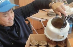 Жильцы дома-интерната сделали блиндажные свечи для бойцов из Республики Алтай