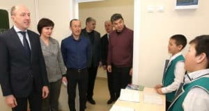 Олег Хорохордин осмотрел капитально отремонтированную школу в Кастахте