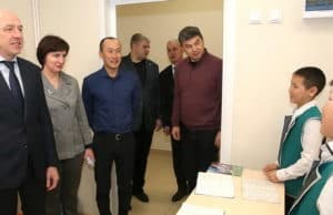 Олег Хорохордин осмотрел капитально отремонтированную школу в Кастахте