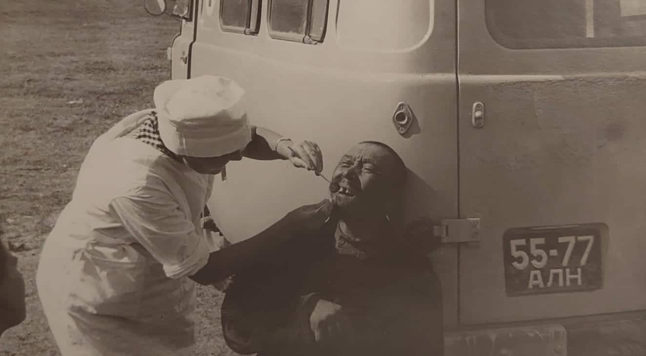 Швабра вместо подголовника, ножные бормашины: история стоматологической службы республики