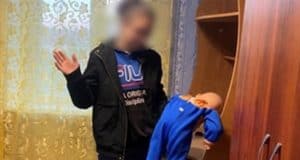 Била руками и полотенцем: молодую женщину осудили за истязание годовалой дочери