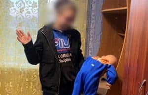 Била руками и полотенцем: молодую женщину осудили за истязание годовалой дочери