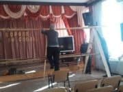 «Серебряные» волонтеры плетут маскировочные сети для бойцов «Серебряные» волонтеры плетут маскировочные сети для бойцов