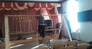 «Серебряные» волонтеры плетут маскировочные сети для бойцов «Серебряные» волонтеры плетут маскировочные сети для бойцов