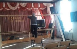 «Серебряные» волонтеры плетут маскировочные сети для бойцов
