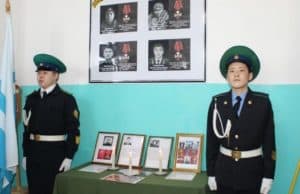 В школе Кош-Агача увековечили память выпускников, погибших в ходе спецоперации