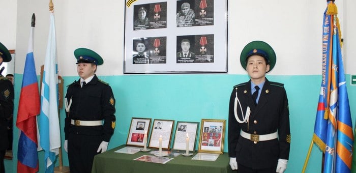 В школе Кош-Агача увековечили память выпускников, погибших в ходе спецоперации